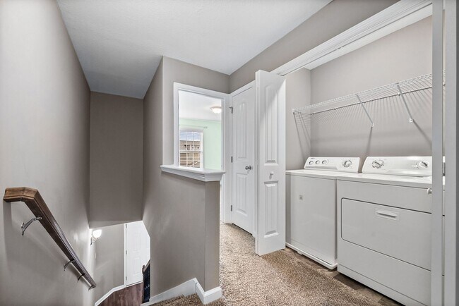 Building Photo - 2 Bedroom Condo For Rent With Community Swimming Pool!