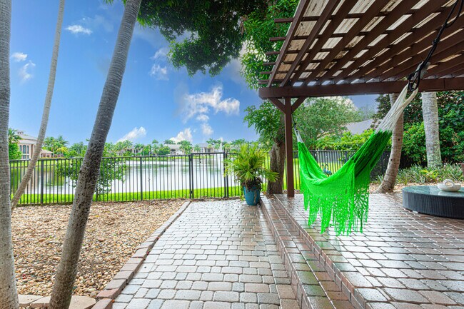 Building Photo - 10703 Versailles Blvd