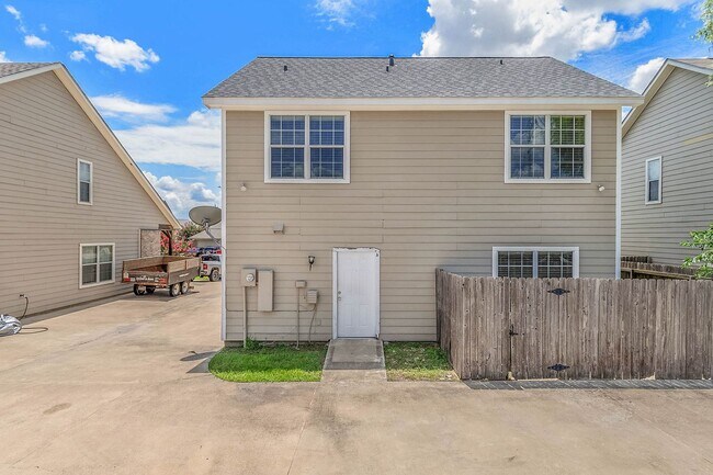 Building Photo - Available August 2026! 4 Bed, 3 Bath in Horse Haven Estates!!