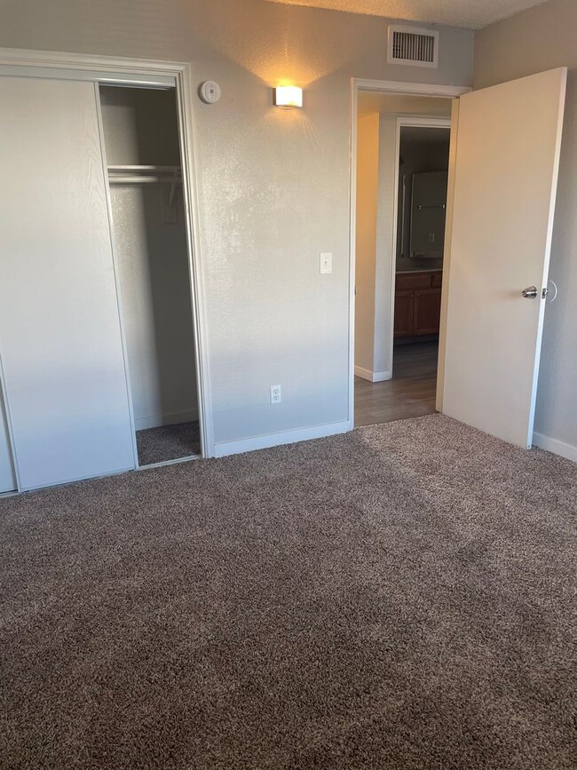 Building Photo - Lovely 2 Bedroom 1  Bath with Fireplace! M...