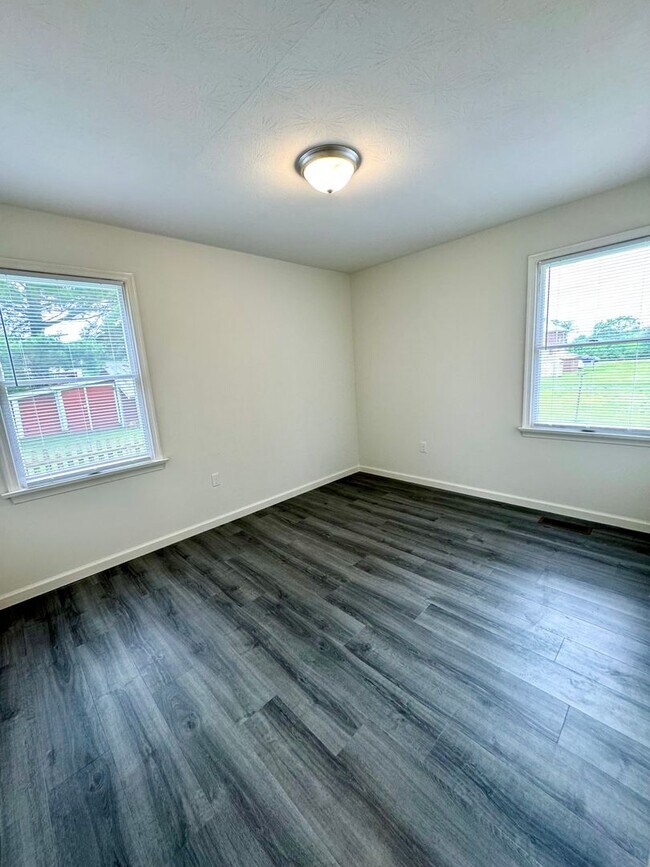 Building Photo - Single Family Home for Rent in Dayton