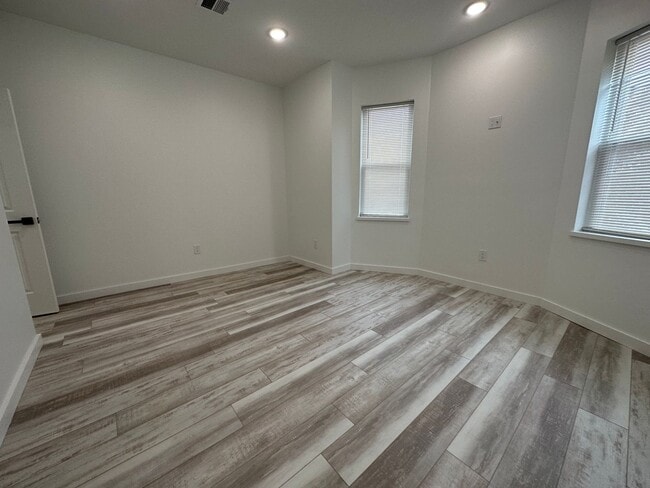 Building Photo - Modern & spacious 2Bedroom 1Bath Apartment