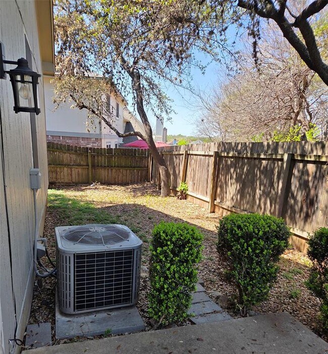 Building Photo - 3001 Rochelle Dr