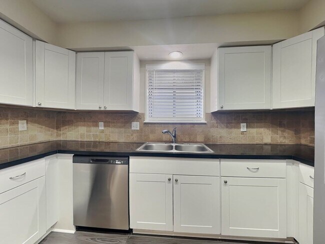 Building Photo - 11639 Idlebrook Dr