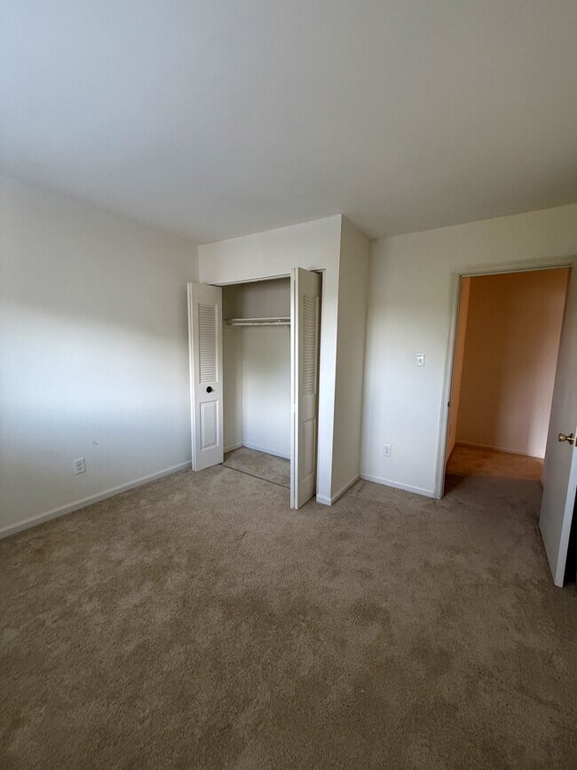Building Photo - 305 W Cadbury Dr
