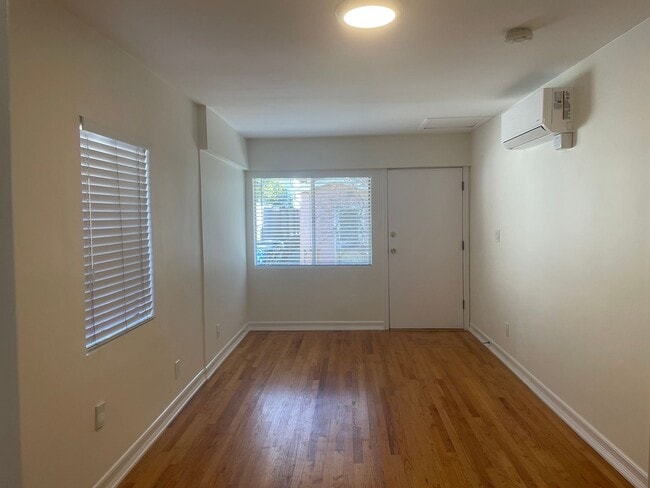 Building Photo - Cute 1 Bedroom Unit in PRIME Echo Park!