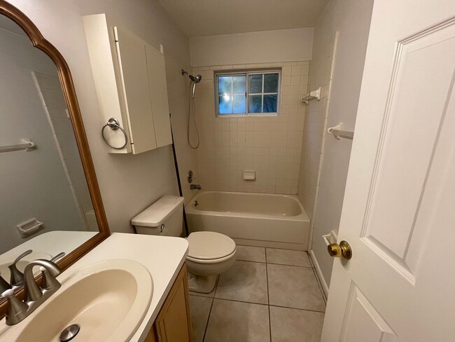 Building Photo - AVAILABLE NOW!!! BEAUTIFUL 3 BEDROOM HOME
