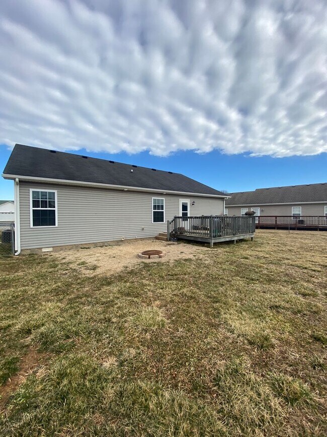 Building Photo - 3 Bed/2 Bath Home with 2 Car Garage