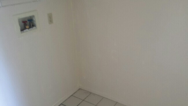 Building Photo - 2 Bedroom - 2.5 Bathroom Condo in gated community