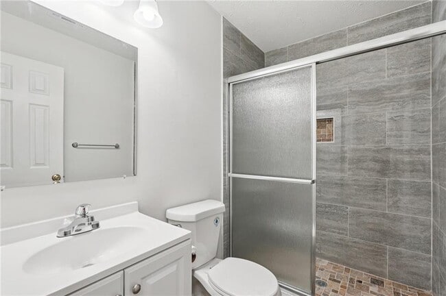 Building Photo - 240 Plantation Glen Ct