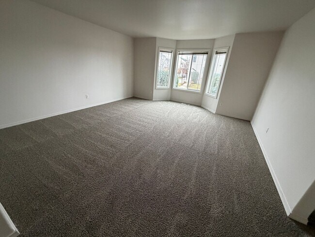 Building Photo - New paint & carpet! 2 bed 2.5 bath + bonus room townhome