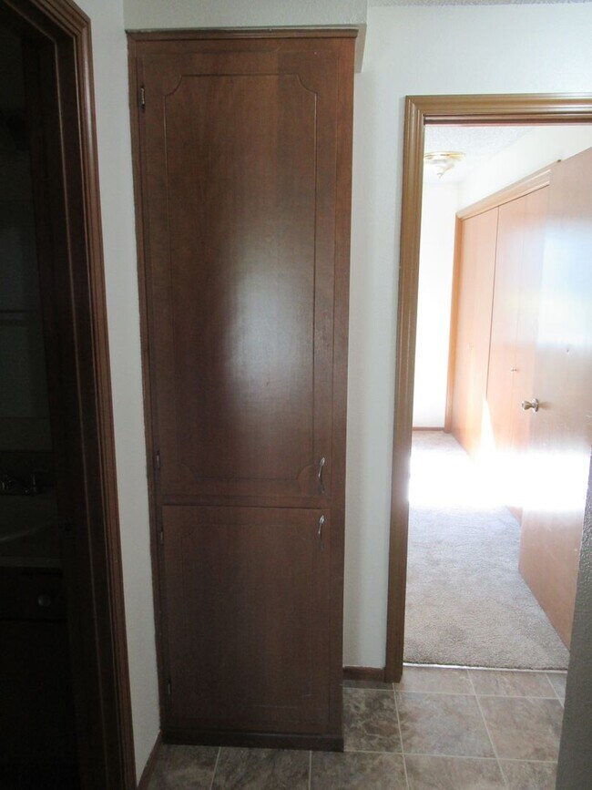 Building Photo - One Bedroom Apartment Close to Downtown
