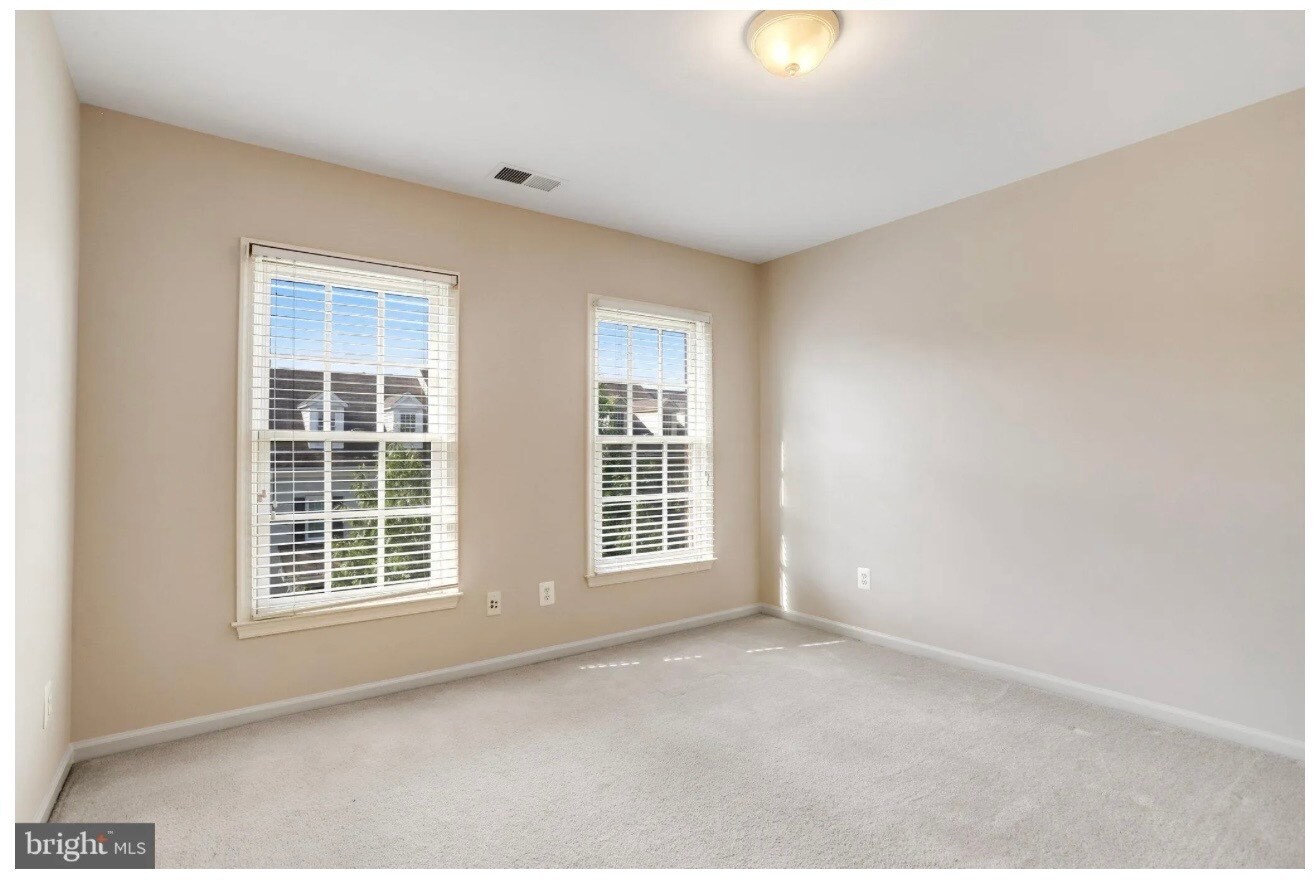 Building Photo - 213 Oak Knoll Ter