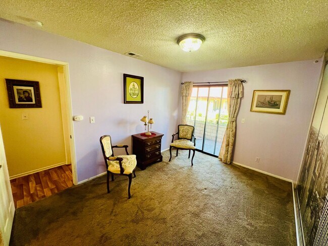 Building Photo - Inviting Gated Community Townhome—Jess Ranch 55+