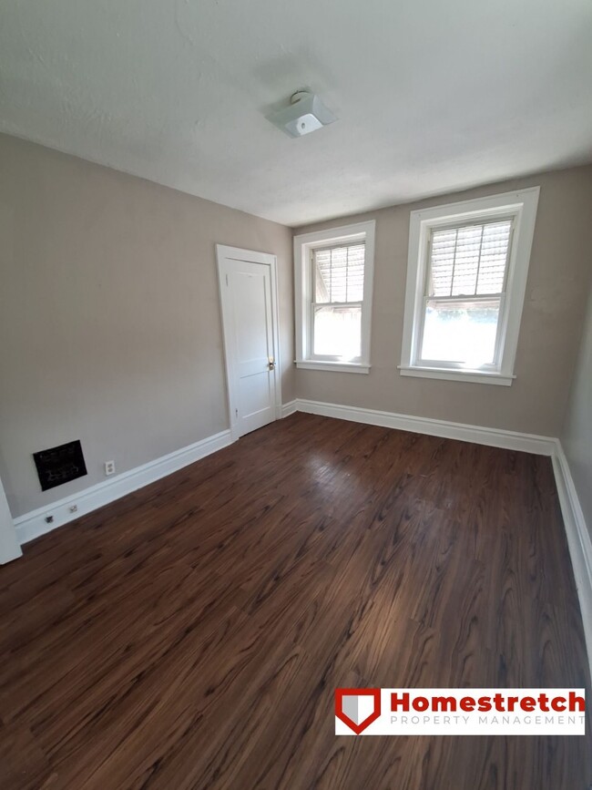 Building Photo - One Bedroom Unit Available for Immediate M...