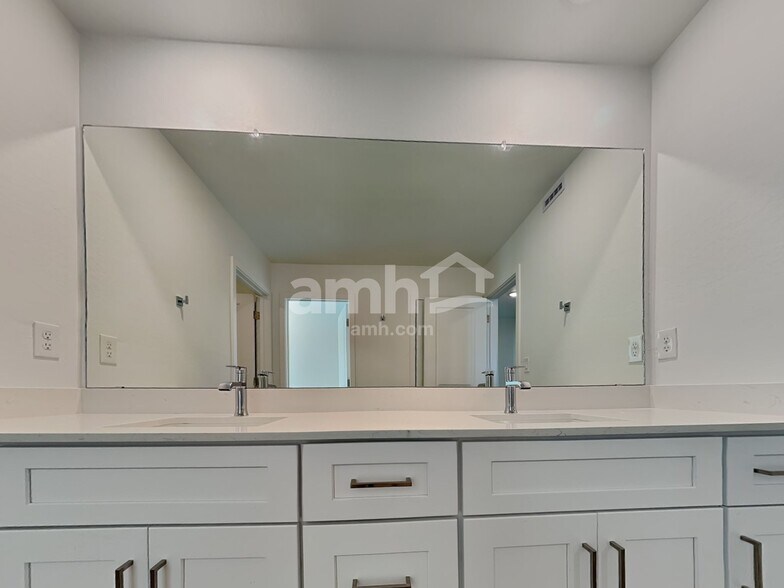 Building Photo - 9753 W Luxton Ln