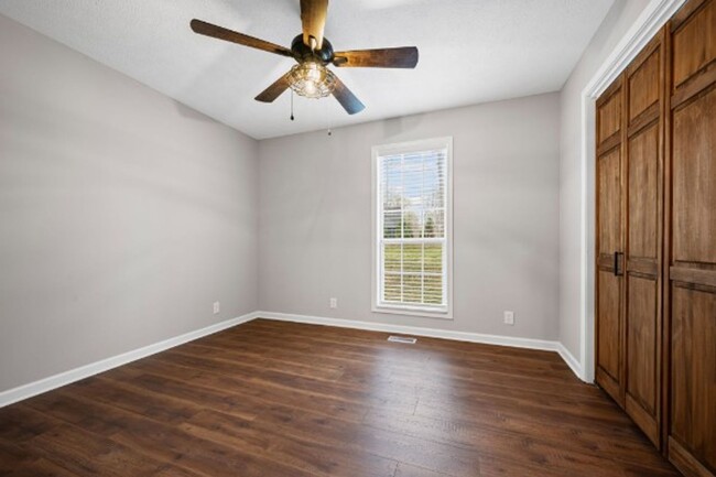 Building Photo - Country Living on 5 Acres