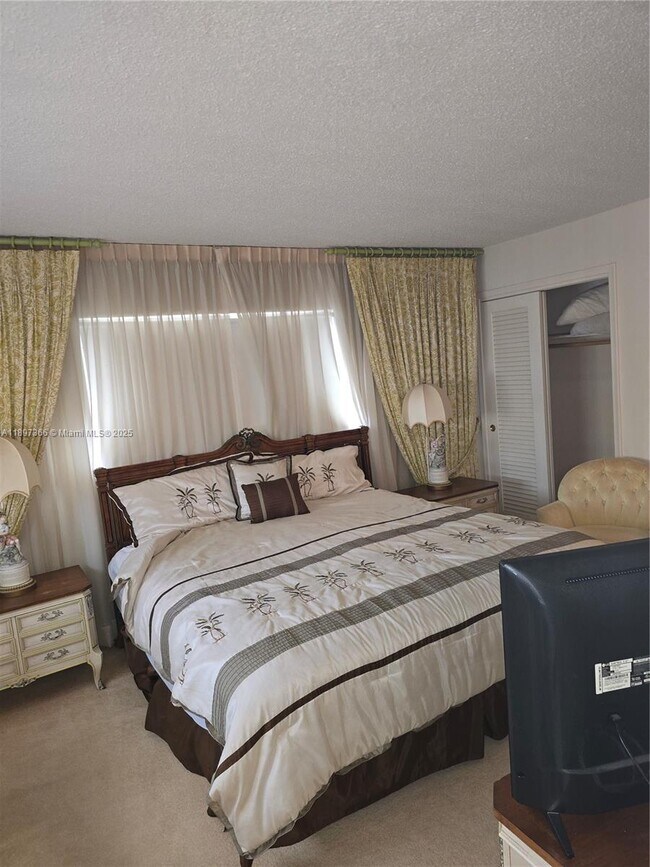 Building Photo - 609 NE 14th Ave