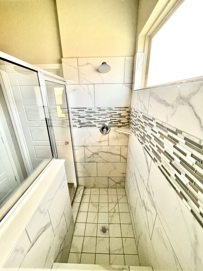 Building Photo - 15306 Comanche Grv