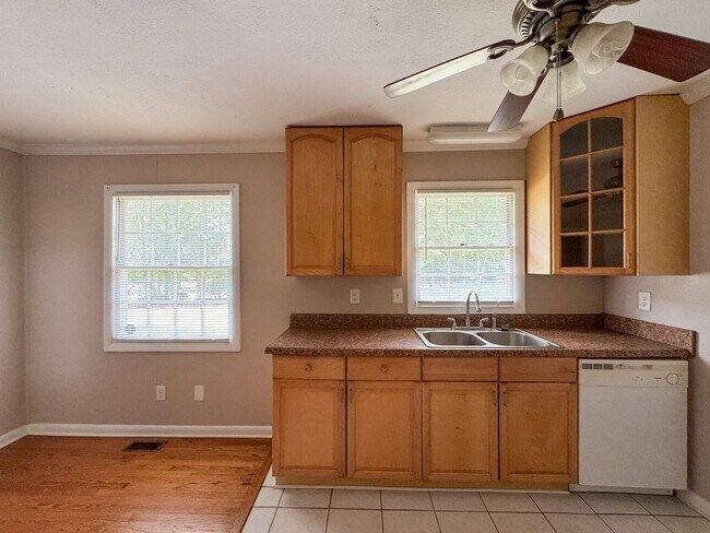Building Photo - Charming 3 Bed 2 Bath Fayetteville Home with Fenced Yard