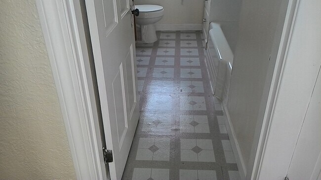 Building Photo - DAYTON, OH - SINGLE HOME - 2 BED, 1 BATH - $825