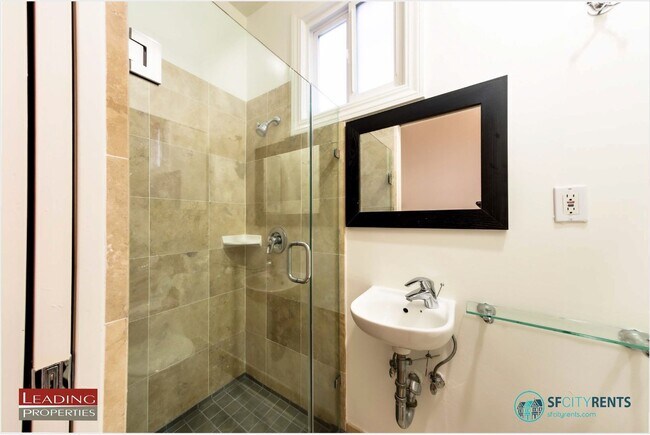 Building Photo - Marina: Immaculate Flat w/ 2 Bedrooms + Su...