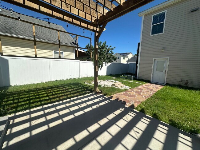 Building Photo - Beautifully Updated Three Bedroom Home in ...