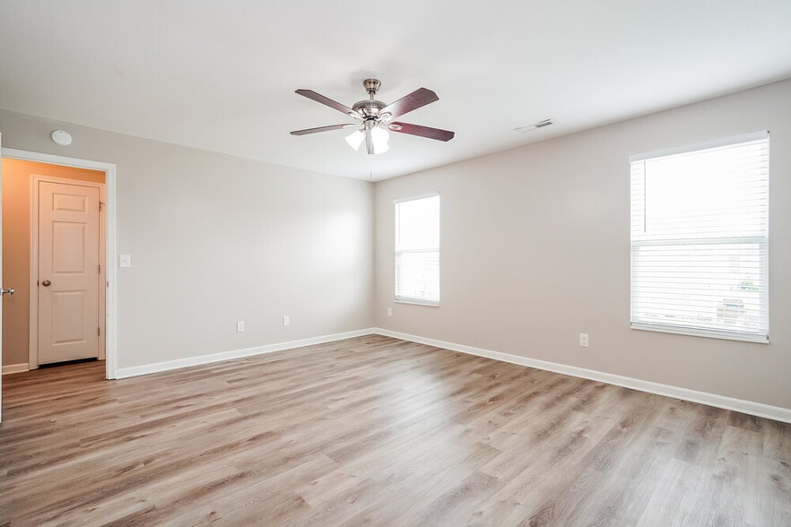 Building Photo - 7500 Willow Leaf Dr
