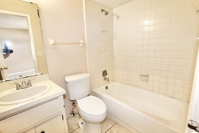 Building Photo - Orlando - 2 Bedroom, 2 Bathroom - $1,645.00
