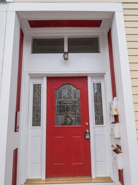 Building Photo - 546 E 8th St