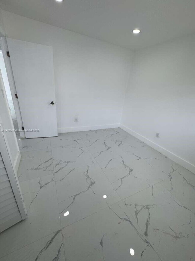 Building Photo - 15201 NE 6th Ave