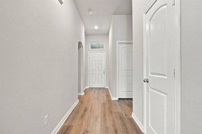Building Photo - 808 Fallbrook Dr
