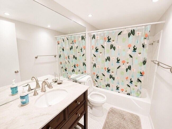 Building Photo - 1069 Hillsboro Mile