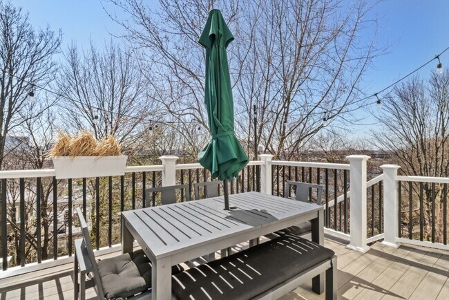 Building Photo - 322 Bunker Hill St