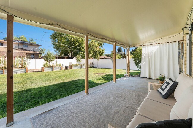 Building Photo - Charming Home w/Updated Kitchen and Yard B...
