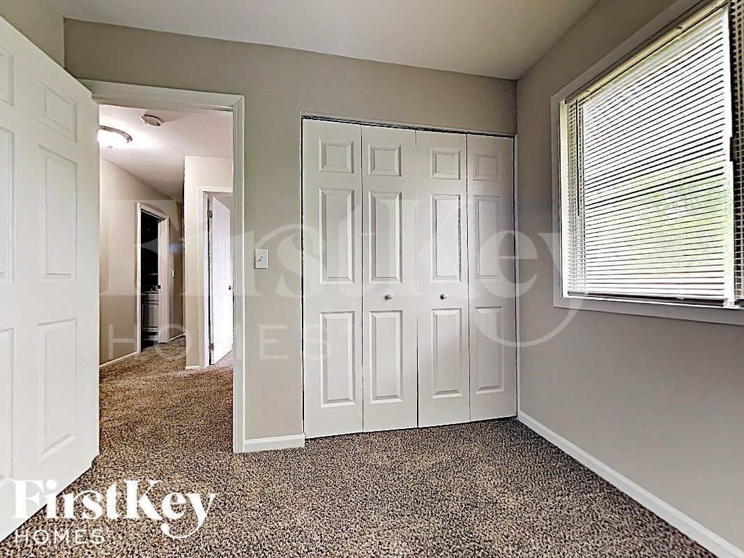 Building Photo - 42 Deerpath Rd