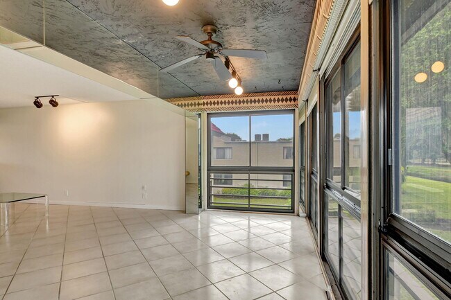Building Photo - 5519 Fairway Park Dr