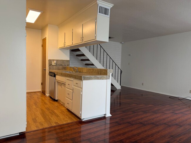 Building Photo - 2 story updated townhouse In Rosemont 2/1