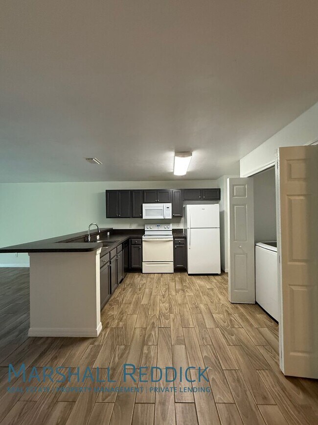 Building Photo - Beautiful wood tile floors! 3 Bed 2 Bath 1...