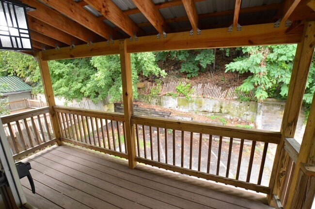 Building Photo - 237 River St