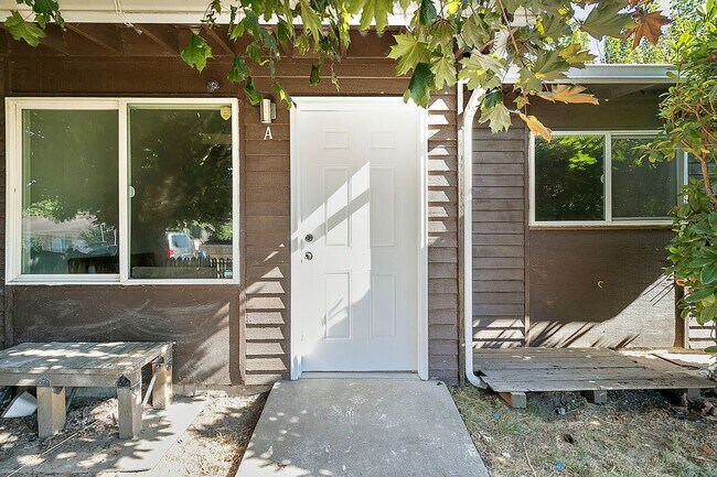 Building Photo - 417 22nd St SE