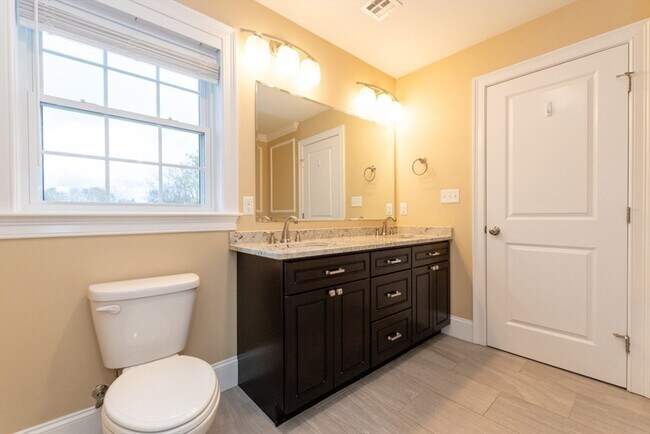 Building Photo - 15 Hialeah Ln