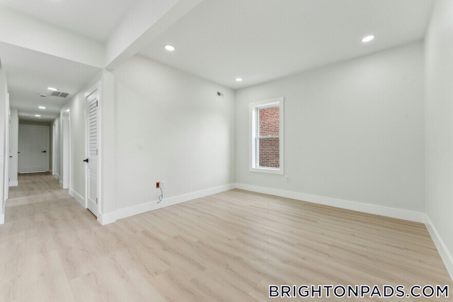 Building Photo - 47 Brackett St