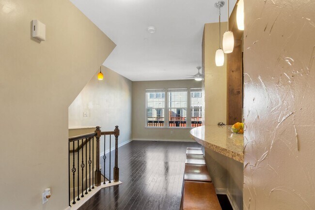 Building Photo - Spacious 3 Bedroom 3.5 Bathroom Townhome in Newport News