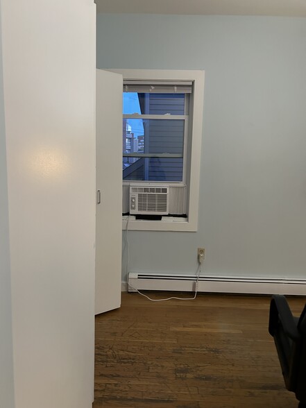 Building Photo - 293 Sidney St