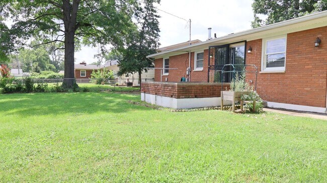 Building Photo - Spacious Modern 4 bedroom, 1 Full Ba, 2 Half bath