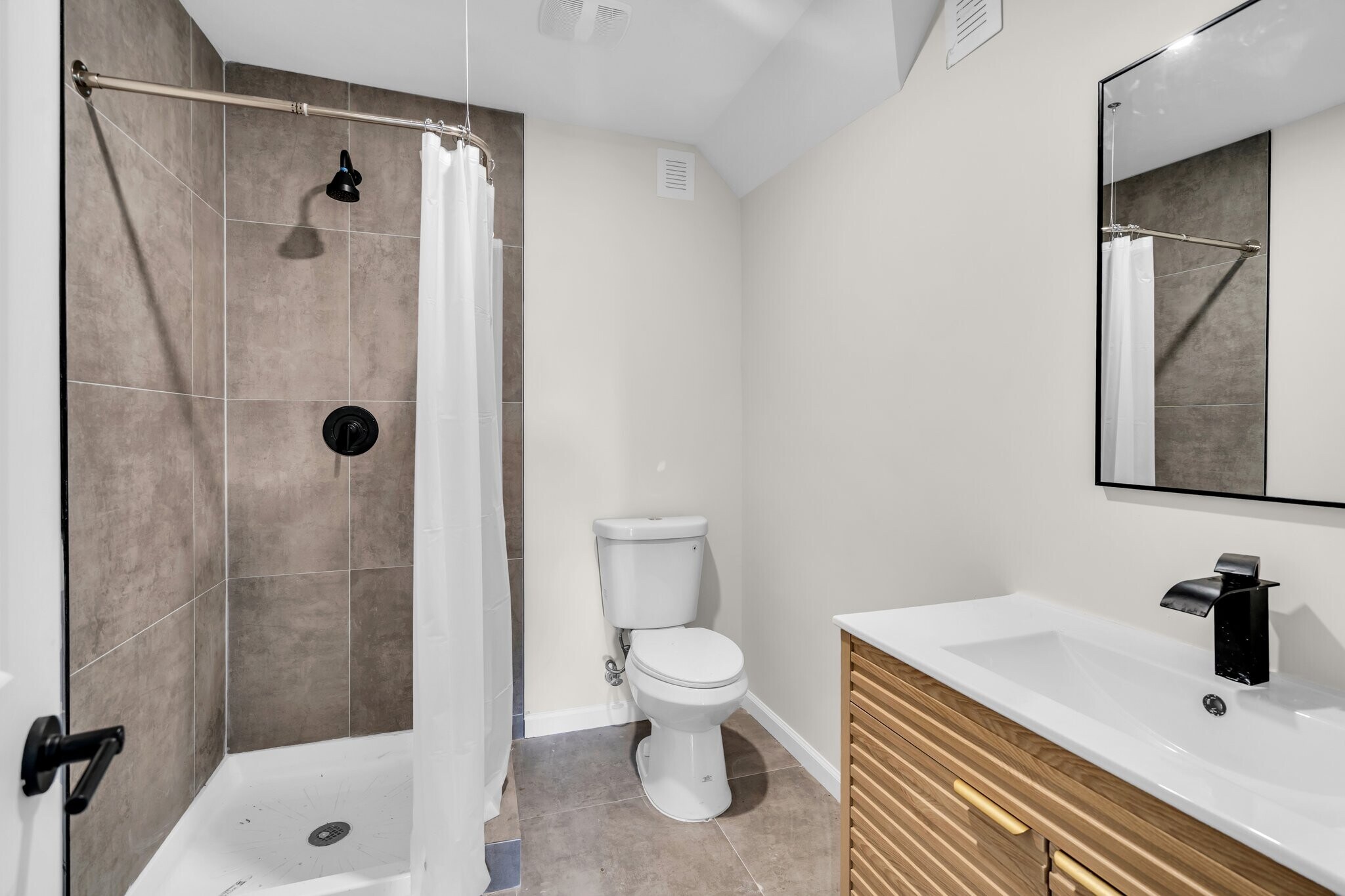 Building Photo - 478 Bath Ave