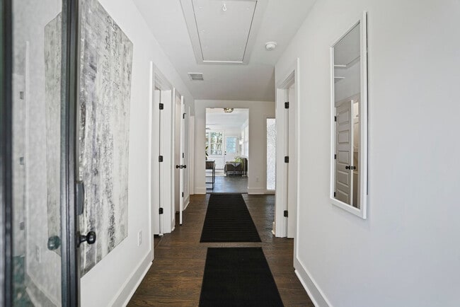 Building Photo - 975 Shadowridge Dr SE