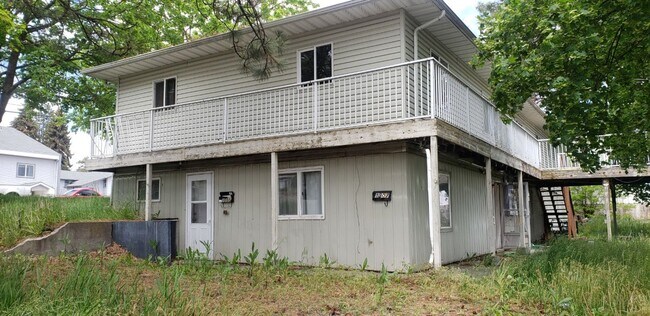 Building Photo - 2 bedroom 1 bath lower unit-Cheney Available for a September 10th Move In!!