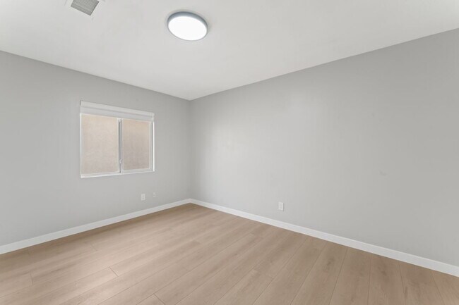 Building Photo - "Charming 4-Bedroom Santa Clarita Home with Fireplace – Spacious 2,623 Sq. Ft. Retreat!"